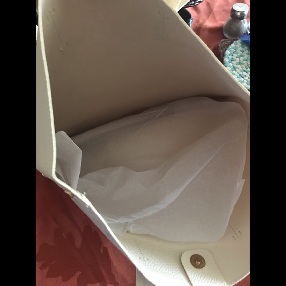 NWT Ulta Beauty Cream Colored White leather Tote bag. 2 handles.magnetic closure - Picture 4 of 7